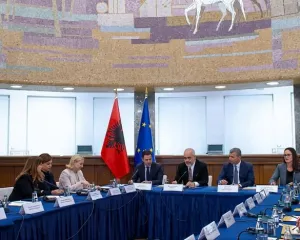 Bankierët si dekor për autokratin