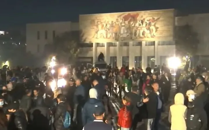 Protesta zhvendoset para Kuvendit, tubimi i radhës nesër në orën 09:00