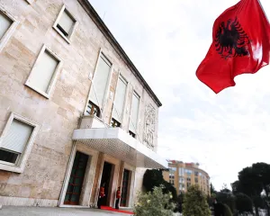Dorëhiqen mbi 50 drejtorë, priten ndryshime në disa sektorë