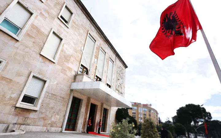 Dorëhiqen mbi 50 drejtorë, priten ndryshime në disa sektorë