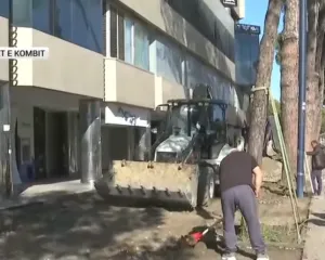Eskavatorët heqin gurët e bulevardit “Dëshmorët e Kombit”, bashkia hesht për vendimin