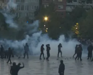 Me molotovë e fishekzjarre, sheshi “Skënderbej” kthehet në “arenë lufte”