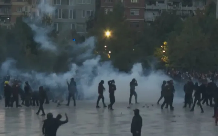 Me molotovë e fishekzjarre, sheshi “Skënderbej” kthehet në “arenë lufte”