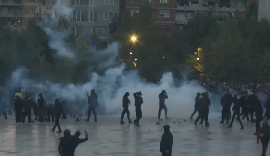 Me molotovë e fishekzjarre, sheshi “Skënderbej” kthehet në “arenë lufte”