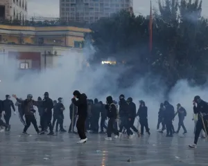 Kaosi në Tiranë, 23 persona të arrestuar, 30 në kërkim dhe 13 nën hetim (EMRAT)