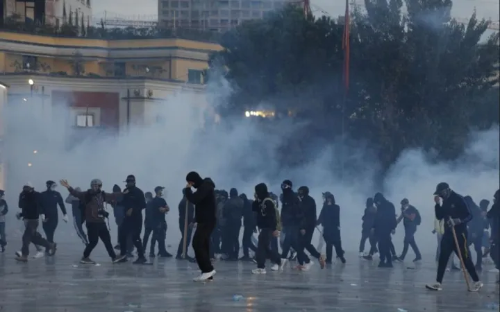 Kaosi në Tiranë, 23 persona të arrestuar, 30 në kërkim dhe 13 nën hetim (EMRAT)