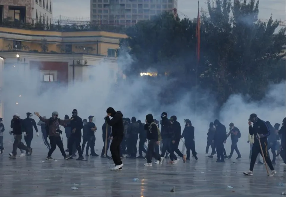 Kaosi në Tiranë, 23 persona të arrestuar, 30 në kërkim dhe 13 nën hetim (EMRAT)