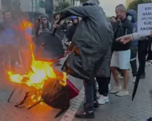 Protestuesit zbarkojnë te Kryeministria, digjen karriget e vendosura për dialog