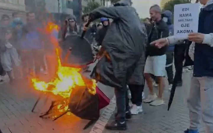Protestuesit zbarkojnë te Kryeministria, digjen karriget e vendosura për dialog
