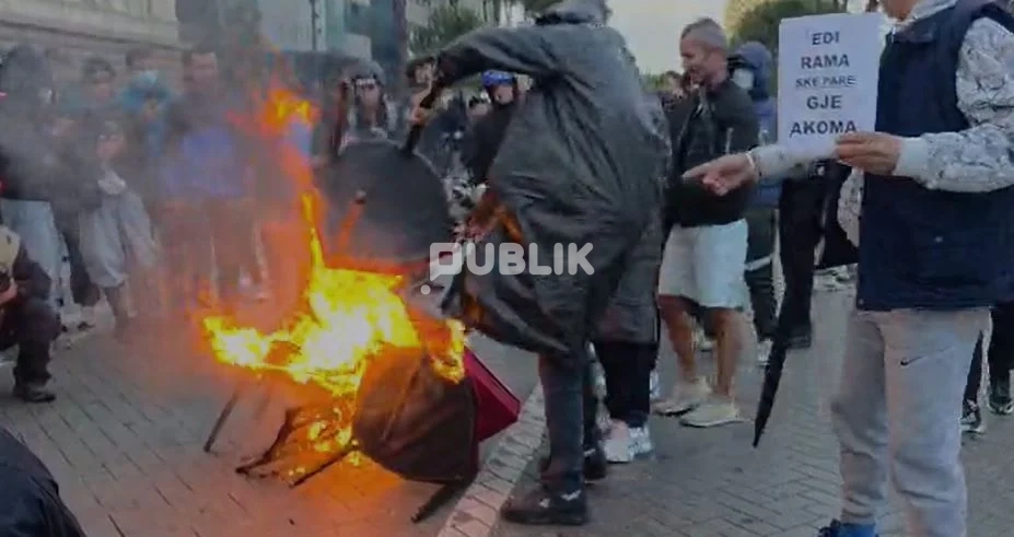 Protestuesit zbarkojnë te Kryeministria, digjen karriget e vendosura për dialog