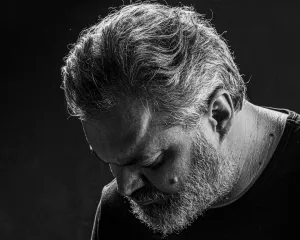Ben Blushi vjen me nje roman të ri: Historitë e Çmendura të Tiranës