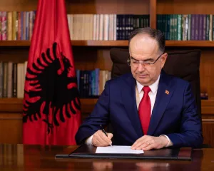 Begaj fton partitë për caktimin e datës së zgjedhjeve, PD bojkoton tryezën
