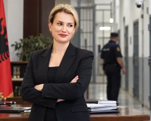Pasi “kopsiti” Veliajn, Sadleva i delegon kompetencat te zëvendësi