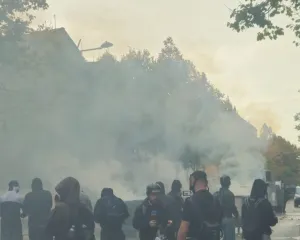 Me gurë, molotovë e ujë me presion, përshkallëzohen tensionet në protestë