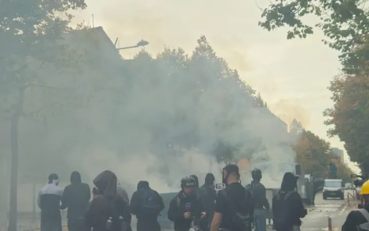 Me gurë, molotovë e ujë me presion, përshkallëzohen tensionet në protestë