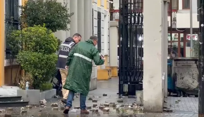 Pas molotovëve dhe përplasjeve, kriminalistika zbarkon te Ministria e Arsimit