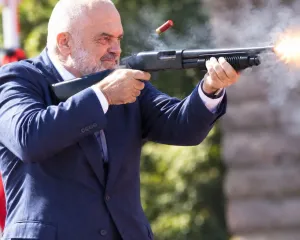 A ja vlen që për kolltukun e një autokrati po digjet Shqipëria!