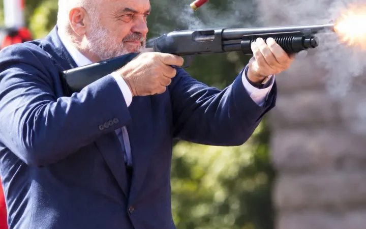 A ja vlen që për kolltukun e një autokrati po digjet Shqipëria!