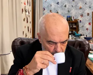 Protestat vijojnë prej pesë ditësh, Rama e nis mëngjesin me kafenë live