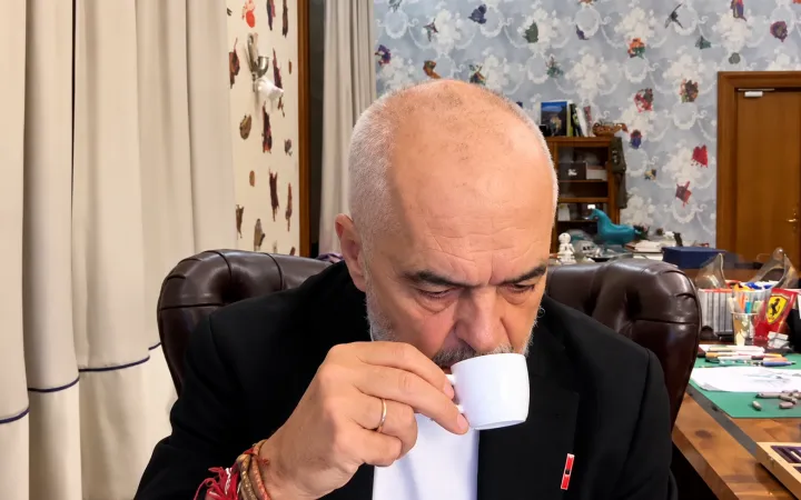 Protestat vijojnë prej pesë ditësh, Rama e nis mëngjesin me kafenë live