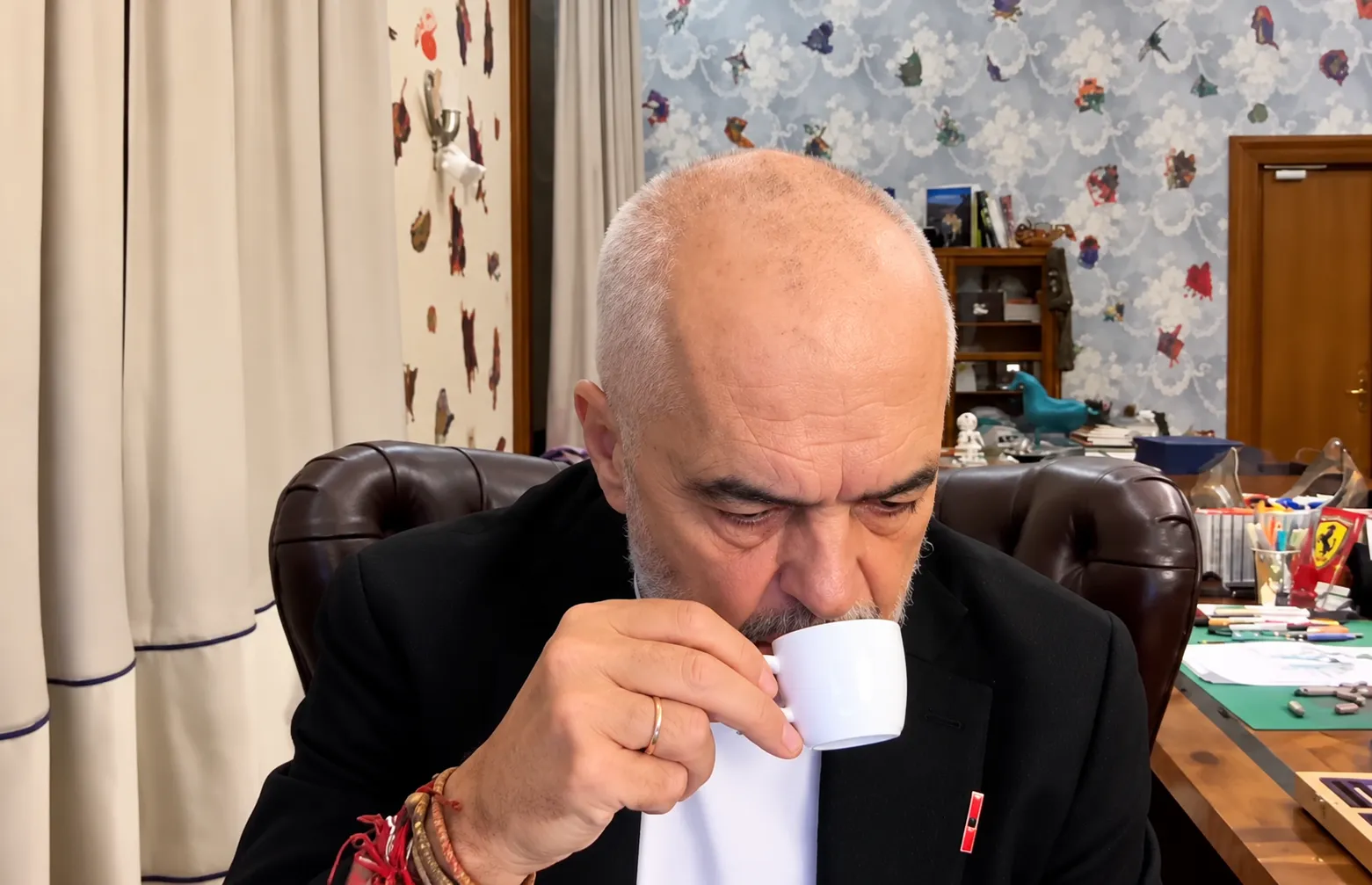 Protestat vijojnë prej pesë ditësh, Rama e nis mëngjesin me kafenë live