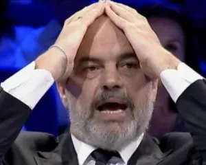 Çmendet qeveria / Rama si Enver Hoxha, do të ndalojë protestuesit të dalin jashtë shtetit