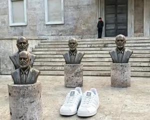 ONE MAN STATE SHOW dhe klasa me studentët e Edi Ramës
