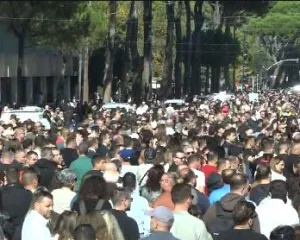 Sot tubim kombëtar! Në Tiranë bashkohen pedagogë, mjekë, artistë dhe studentë