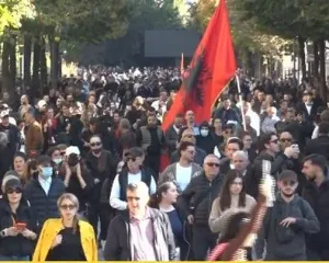 Lumë njerëzish para Kryeministrisë: “Rama në burg, Berisha në burg!”