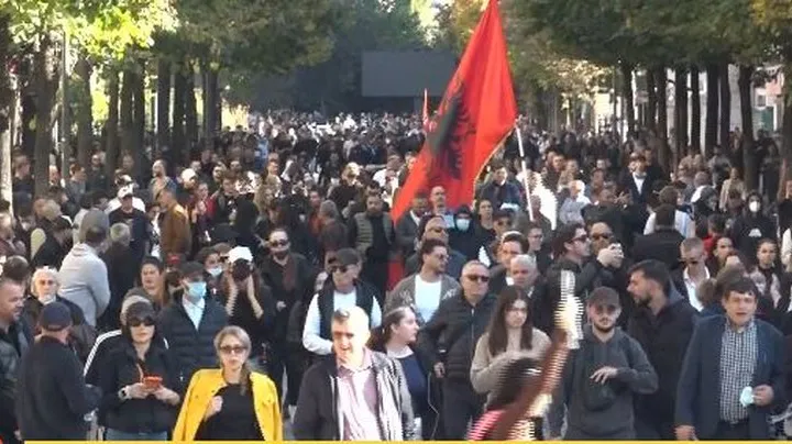 Lumë njerëzish para Kryeministrisë: “Rama në burg, Berisha në burg!”