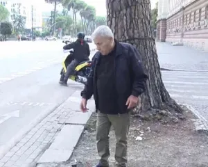 Shkulja e pllakës së 21 Janarit thellon më tej dhimbjen e familjarëve të Aleks Nikës