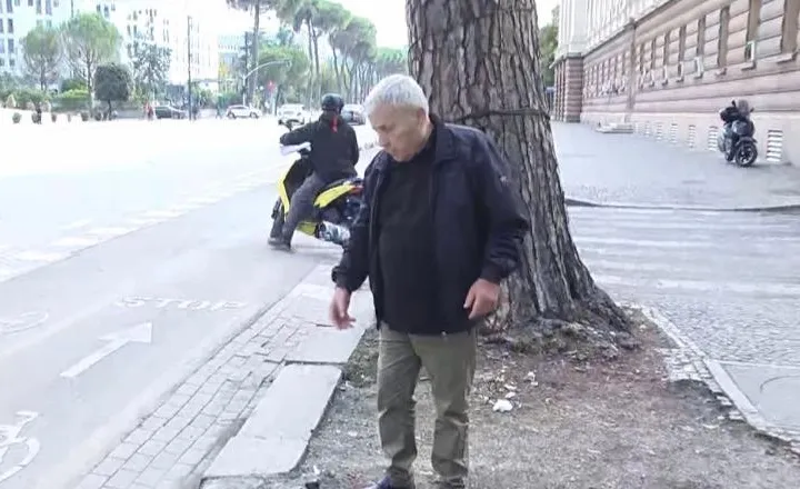 Shkulja e pllakës së 21 Janarit thellon më tej dhimbjen e familjarëve të Aleks Nikës