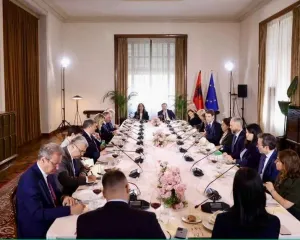 Hoxha u jep “leksion” ambasadorëve të BE-së se protesta është e drejtë
