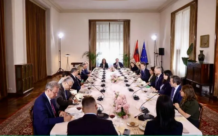 Hoxha u jep “leksion” ambasadorëve të BE-së se protesta është e drejtë