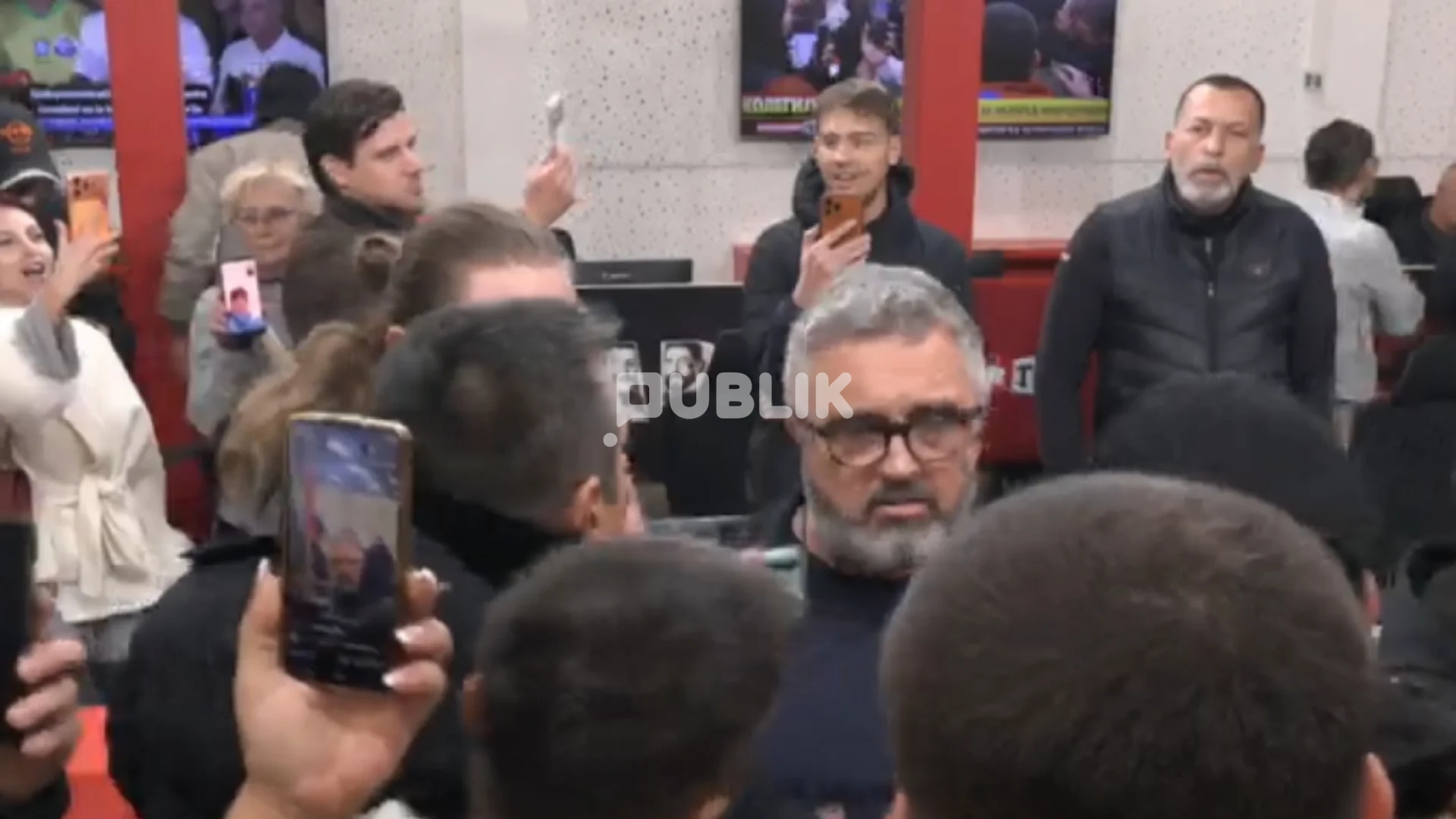 Çfarë ndodhi në “Informer”? Kundërshtarët e Vuçiçit “mësyjnë” në televizionin pro tij