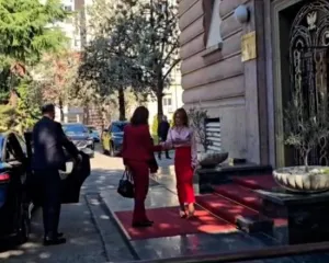 Ambasadorja e BE në Tiranë zbarkon në Kryesinë e Kuvendit