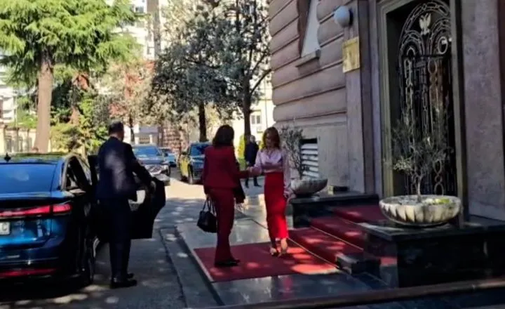 Ambasadorja e BE në Tiranë zbarkon në Kryesinë e Kuvendit