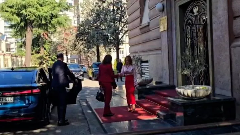 Ambasadorja e BE në Tiranë zbarkon në Kryesinë e Kuvendit
