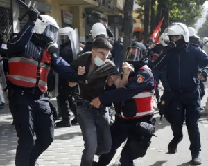 Organizatat kundër torturës dënojnë “brutalitetin policor” në protesta
