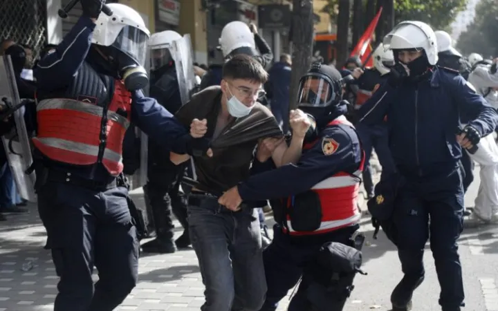 Organizatat kundër torturës dënojnë “brutalitetin policor” në protesta