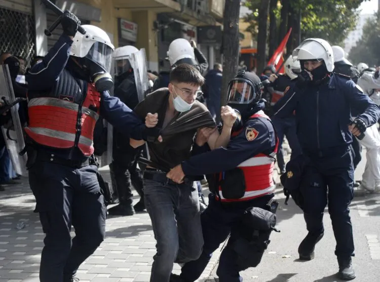 Organizatat kundër torturës dënojnë “brutalitetin policor” në protesta