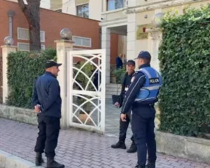 Alarm për bombë në institucionet shtetërore, evakuohen Gjykata dhe Prokuroria e Fierit