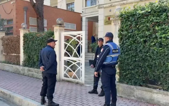 Alarm për bombë në institucionet shtetërore, evakuohen Gjykata dhe Prokuroria e Fierit