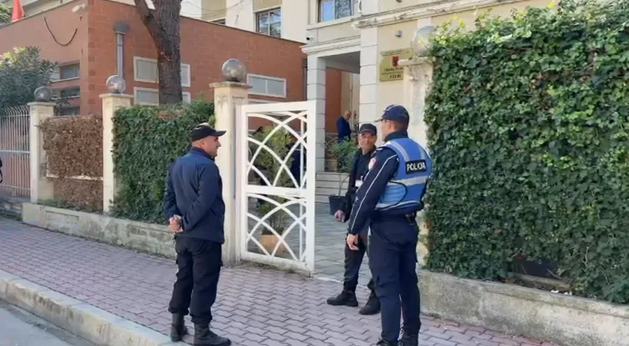 Alarm për bombë në institucionet shtetërore, evakuohen Gjykata dhe Prokuroria e Fierit
