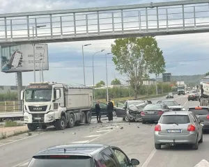 Aksident mes disa automjeteve në rrugën e Rinasit
