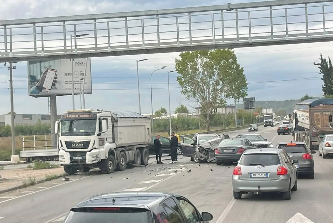Aksident mes disa automjeteve në rrugën e Rinasit
