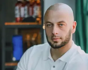 A ju kujtohet Adrian Gaxha? Këngëtari thyen rregullin dhe shfaqet me bashkëshorten