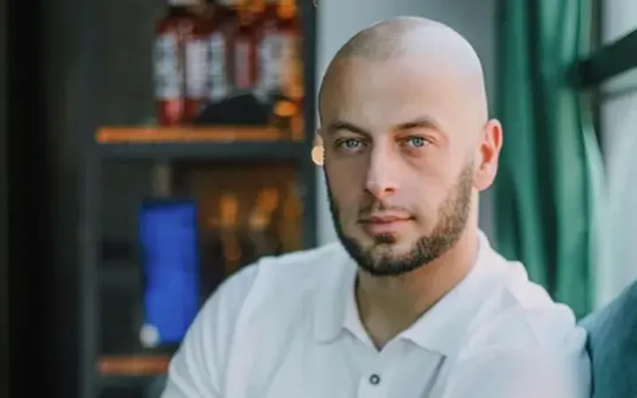 A ju kujtohet Adrian Gaxha? Këngëtari thyen rregullin dhe shfaqet me bashkëshorten