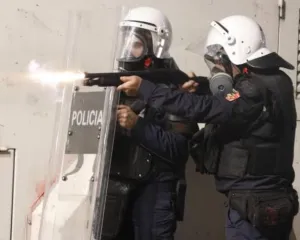 As gazetarët e Reuters nuk u shpëtojnë plumbave të gomës së policisë