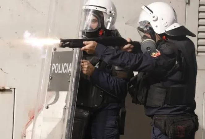 As gazetarët e Reuters nuk u shpëtojnë plumbave të gomës së policisë